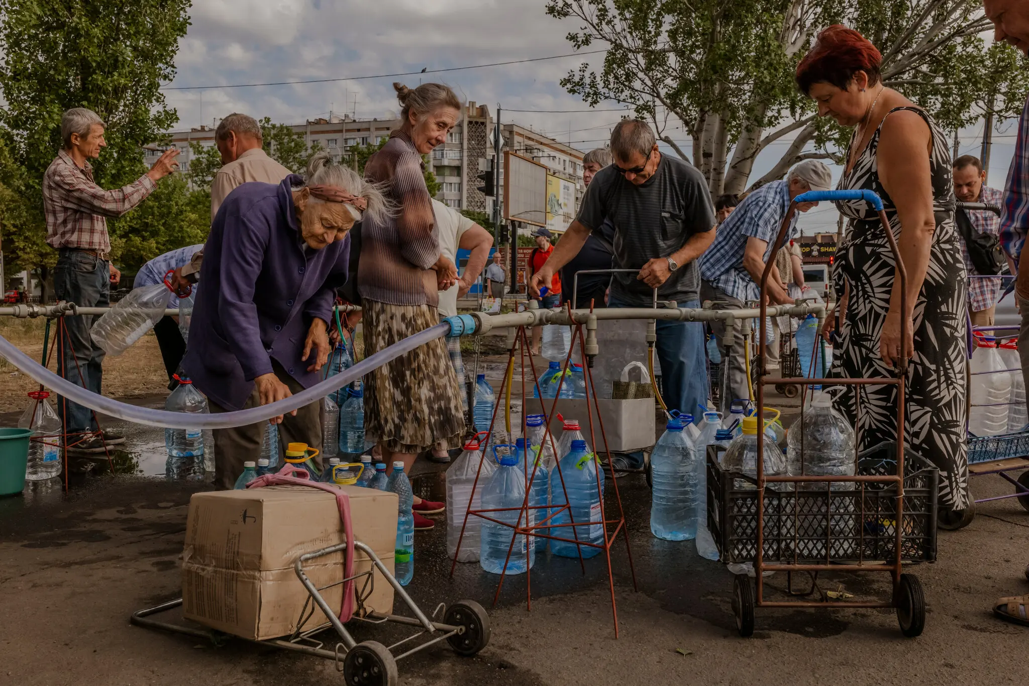 Жителі Миколаєва 22 липня збирають воду